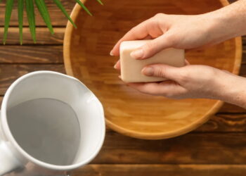 Nem desperdício, nem dor no bolso: como fazer sabão caseiro