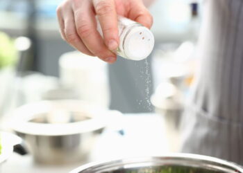 Truques simples de cozinha que resolvem comida salgada de forma prática