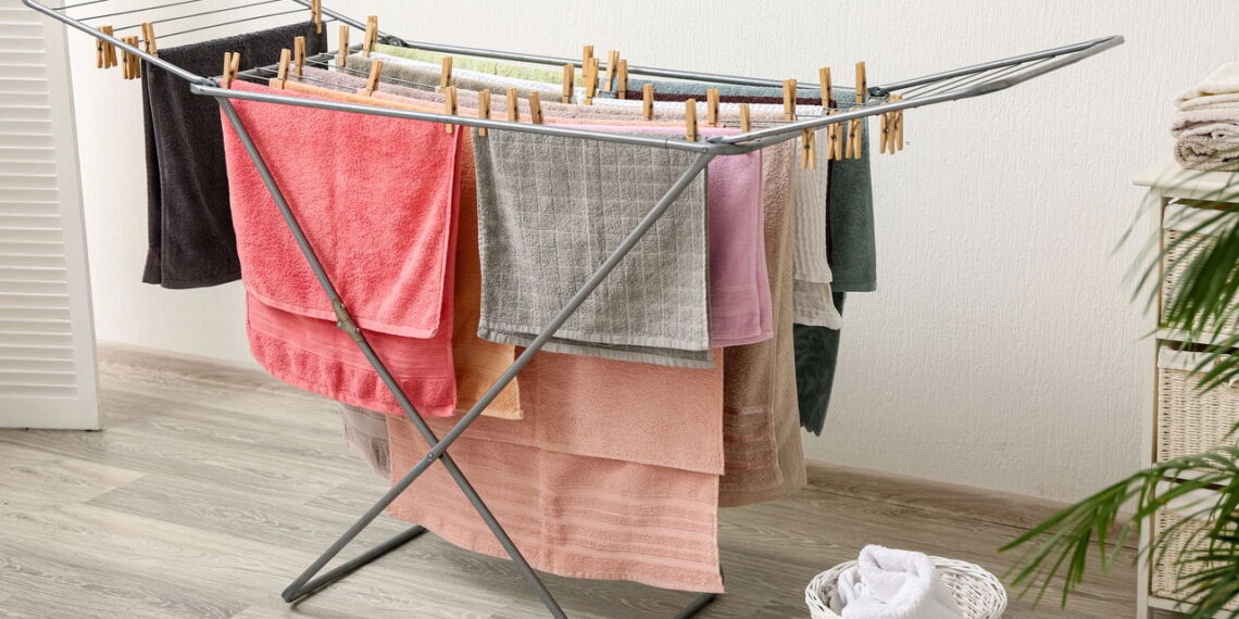 Como secar roupas dentro de casa no frio e evitar cheiro desagradável