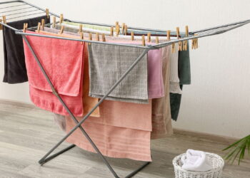 Como secar roupas dentro de casa no frio e evitar cheiro desagradável