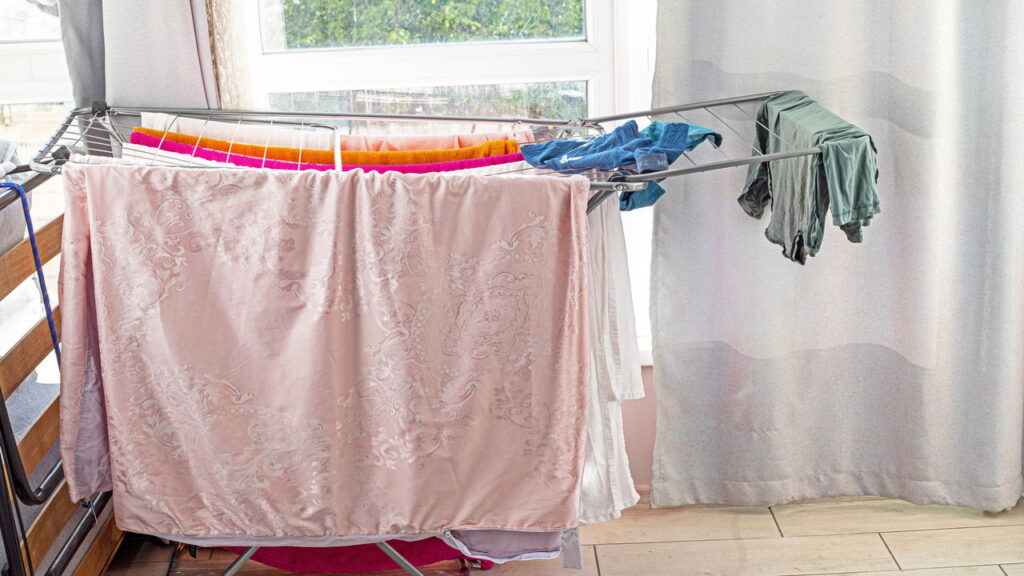 Como secar roupas dentro de casa no frio e evitar cheiro desagradável