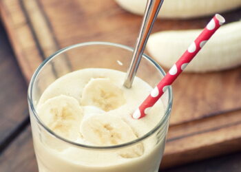 Como preparar um smoothie de proteína com banana e chia para ganhar massa muscular e ficar mais forte