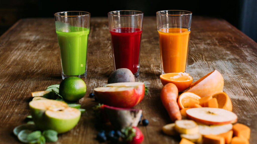Receitas de sucos detox com folhas e frutos para energizar o corpo