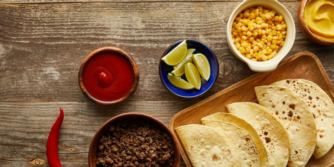 Tacos rápidos prontos em 10 minutos com poucos ingredientes