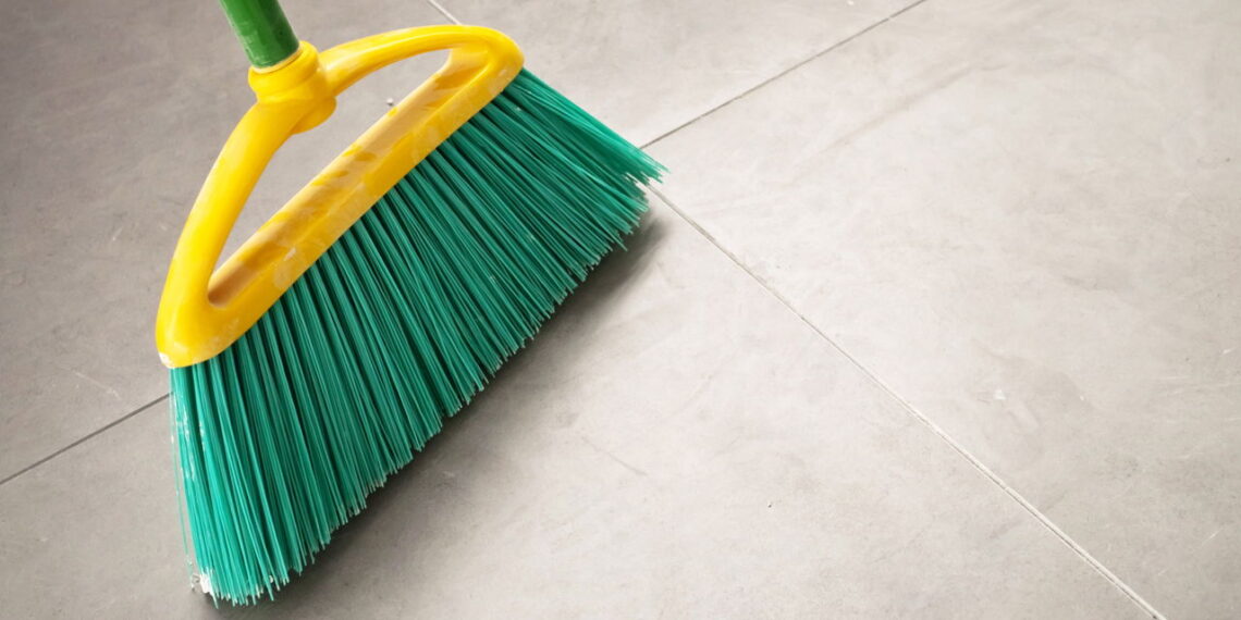 Onde na casa deve ser colocada a vassoura para afastar as energias ruins, segundo especialistas do Feng Shui