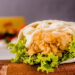 Wrap de frango com legumes pronto em 9 minutos e sem sujeira
