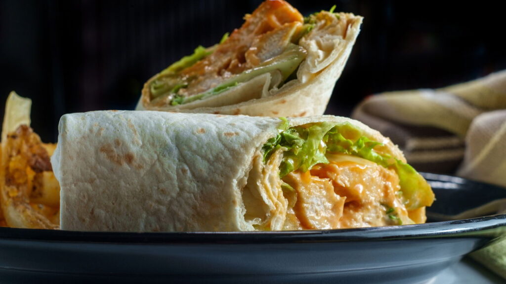 Wrap de frango com legumes pronto em 9 minutos e sem sujeira