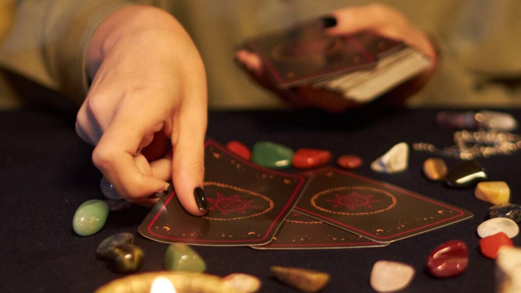 Tarô revela semana positiva para quatro signos guiados por cartas