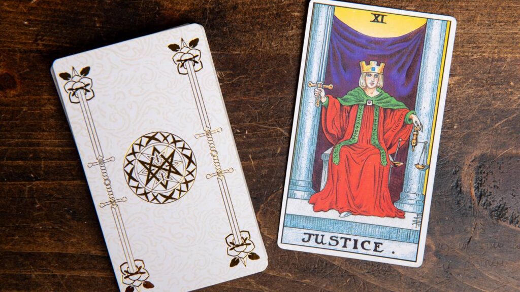 Essas 3 cartas de tarô podem revelar o que o dia reserva