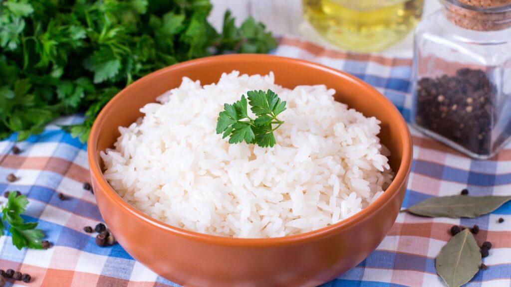 Como fazer arroz no micro-ondas para ficar cozido e soltinho