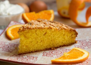 Bolo de laranja sem farinha para o café da manhã
