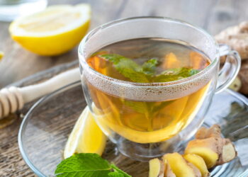 Receitas de chás caseiros usam limão, gengibre e hortelã para ajudar no alívio de gases e no conforto digestivo