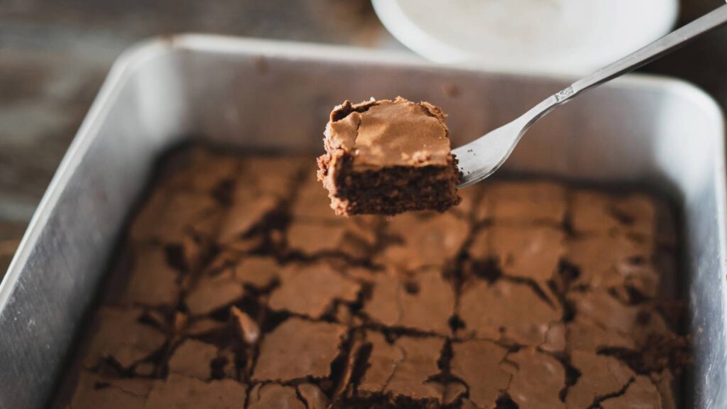 A receita de bolo de chocolate fácil no liquidificador que fica pronto em minutos