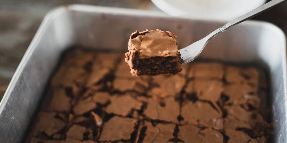 A receita de bolo de chocolate fácil no liquidificador que fica pronto em minutos