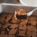 A receita de bolo de chocolate fácil no liquidificador que fica pronto em minutos