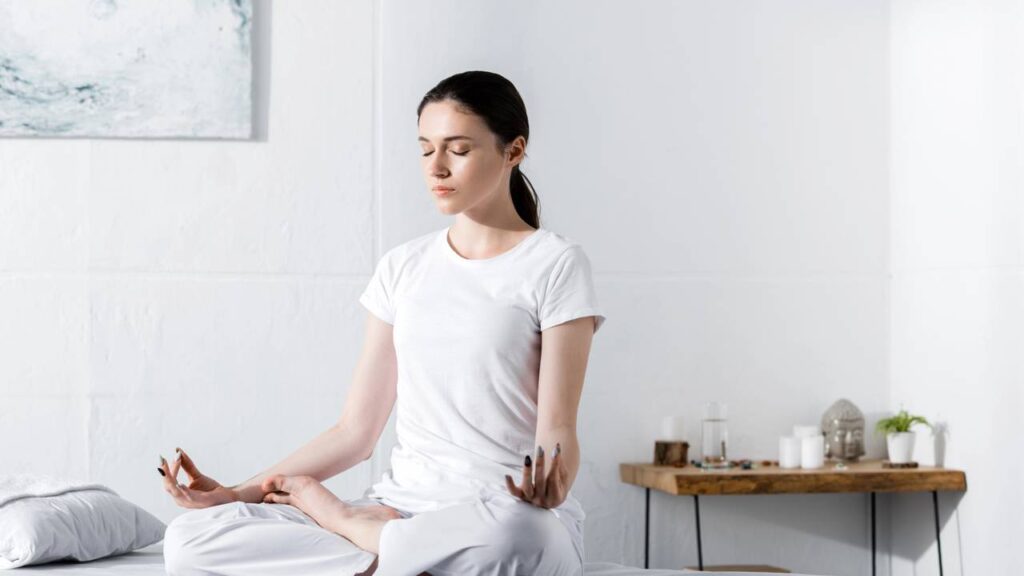 Meditação reduz a ansiedade do dia a dia, segundo a psicologia