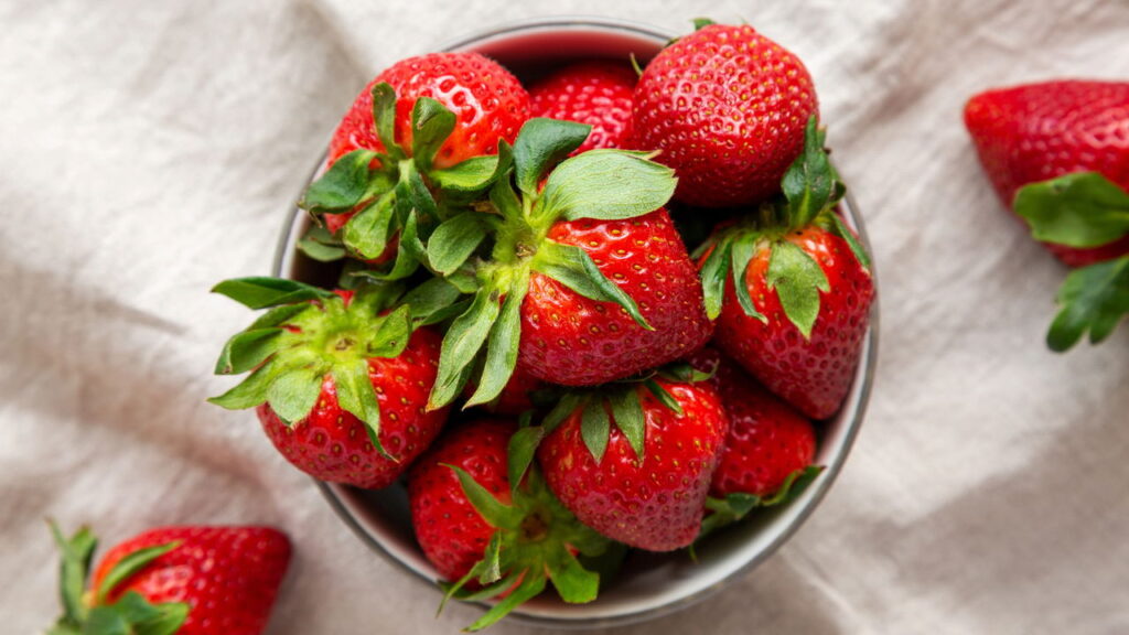 3 frutas comuns que crescem em vasos e colhem frutas frescas semanalmente