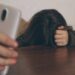 Como evitar comparações nas redes sociais com atitudes práticas, segundo terapeutas