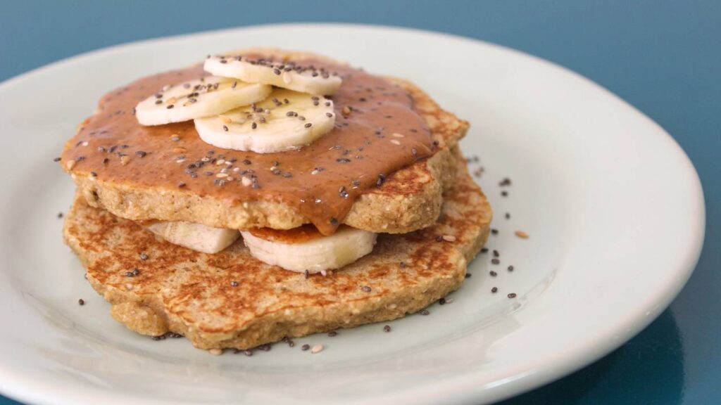 Panqueca de banana com aveia feita com só 3 ingredientes e pronta em minutos