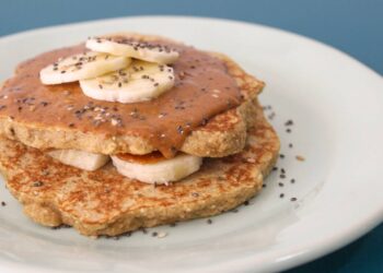 Panqueca de banana com aveia feita com só 3 ingredientes e pronta em minutos