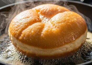 Pão de frigideira fofinho pronto em 5 minutos com 3 ingredientes