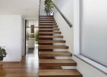 Transforme escadas internas com plantas cheias de charme natural