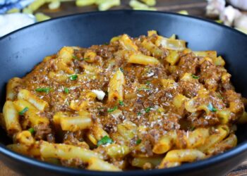Macarrão de panela de pressão pronto em 10 minutos