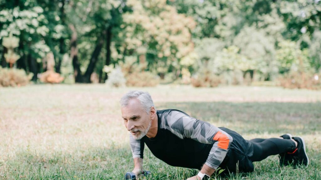 Está começando no mundo fitness? Exercícios fáceis para fazer em casa para iniciantes