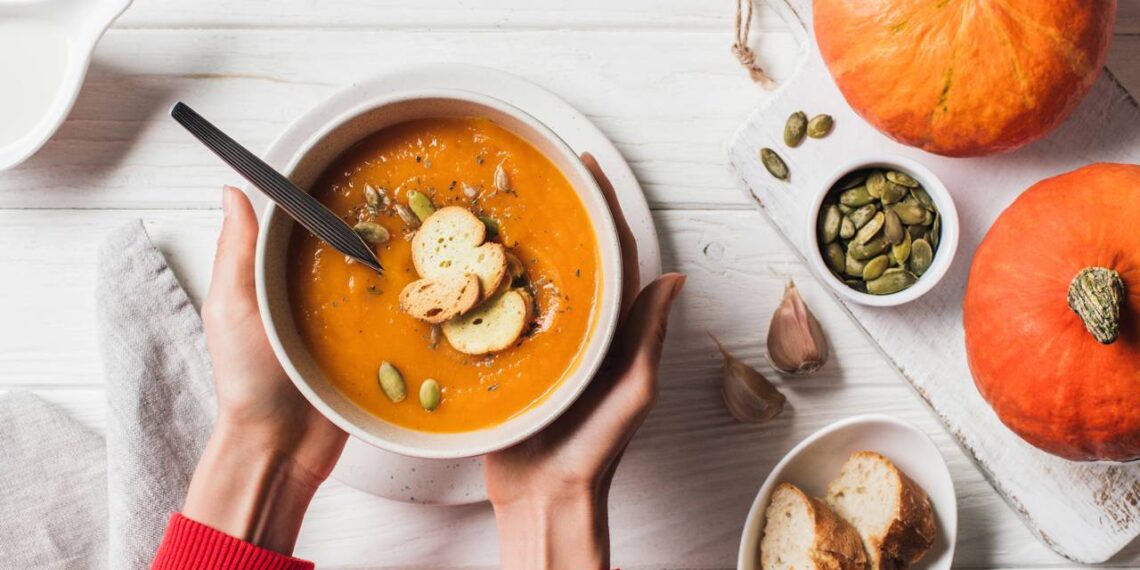 A sopa detox com ingredientes anti-inflamatórios que fortalece o corpo
