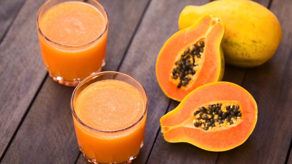Sucos de frutas para aliviar a azia com ingredientes de casa