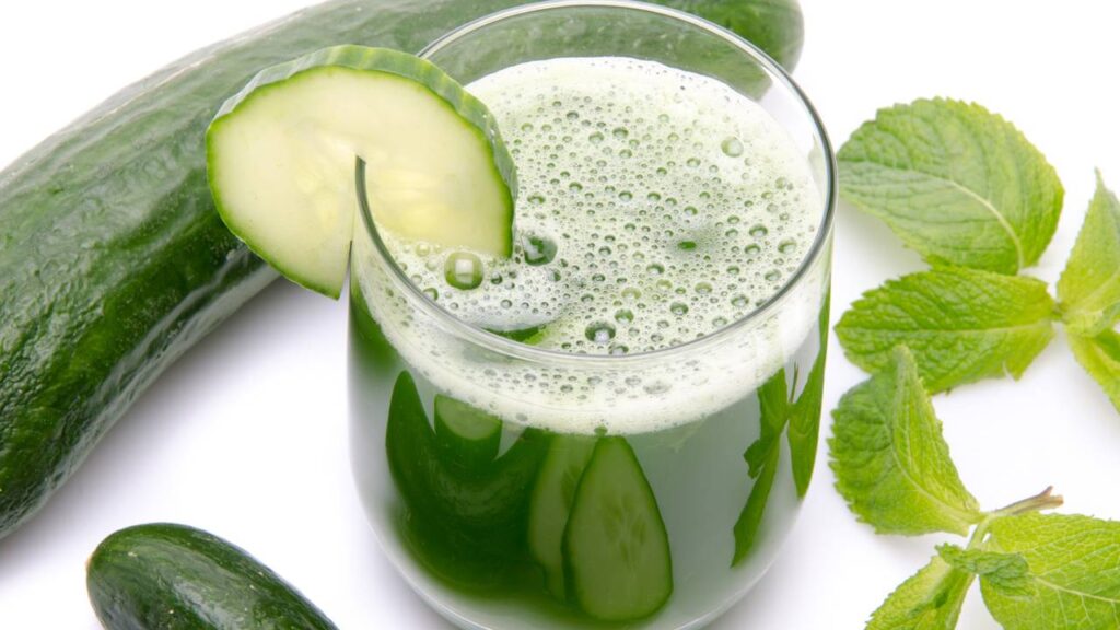 Hidrate-se melhor com a ajuda deste suco natural de pepino e menta