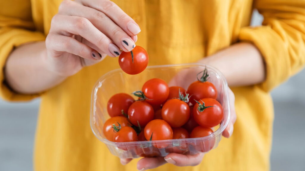 3 frutas comuns que crescem em vasos e colhem frutas frescas semanalmente