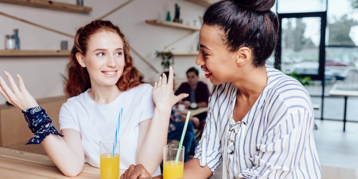 Como uma pessoa introvertida pode iniciar conversas, segundo a psicologia?