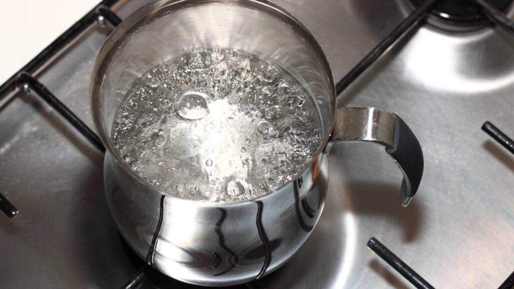Melhor que vinagre branco: o ingrediente natural que jardineiros usam para acabar com ervas daninhas