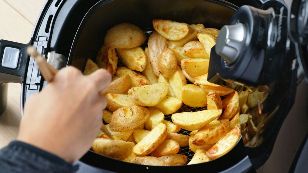 Batata-doce vira chips perfeitos na airfryer em apenas 10 minutos