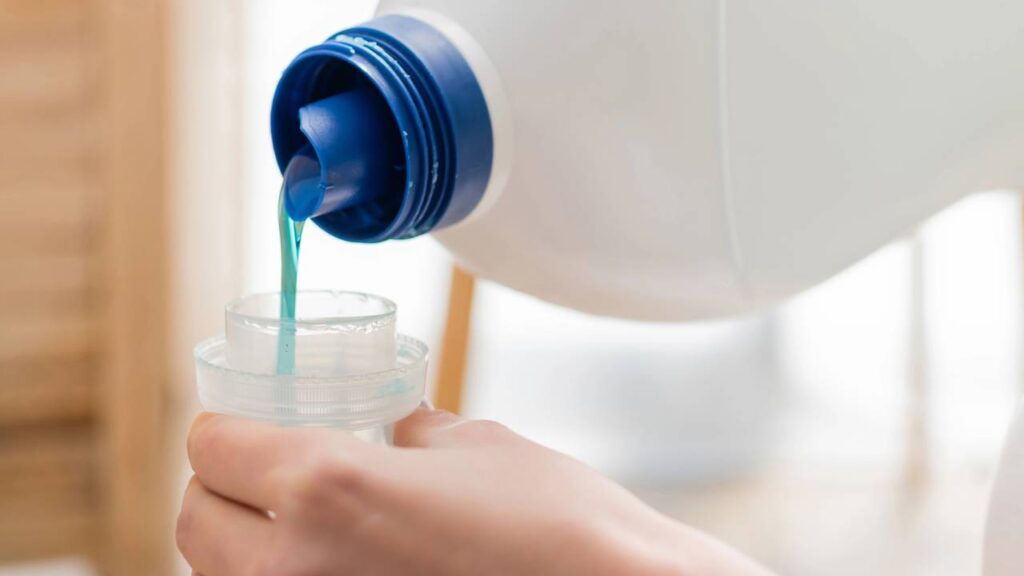 Nem pano úmido, nem produto químico: esse truque tira pó dos móveis naturalmente