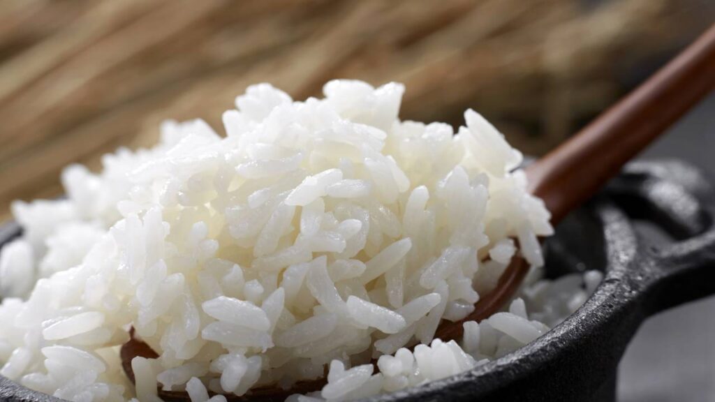 Nada de fritura ou farinha: faça bolinhos de arroz crocantes, rápido e fácil