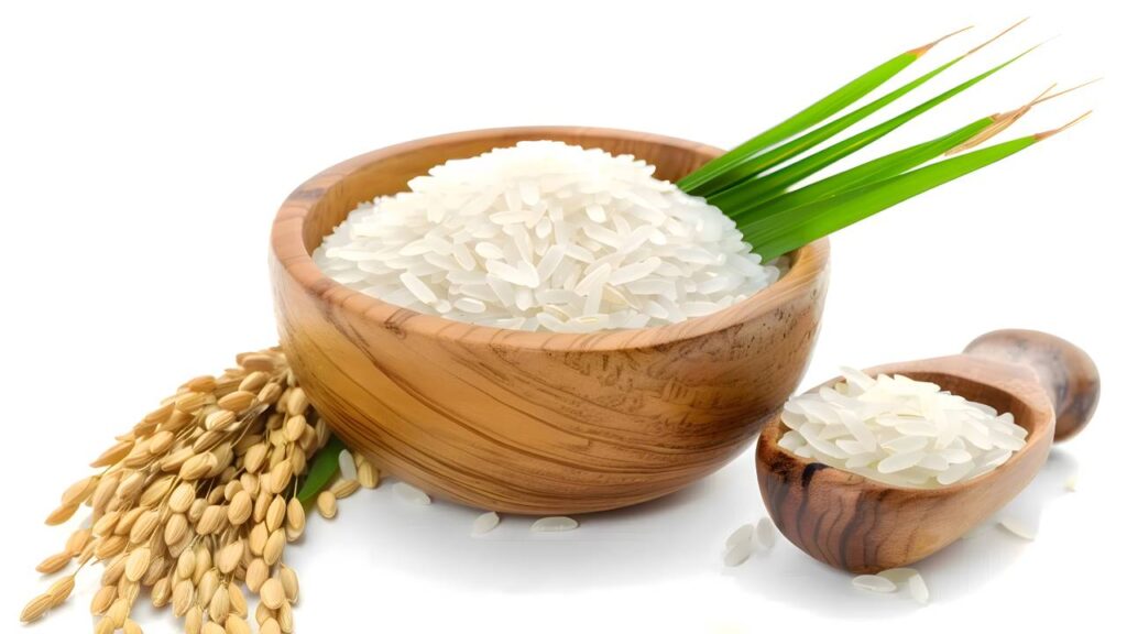 Truque eficiente com arroz para limpar garrafas por dentro