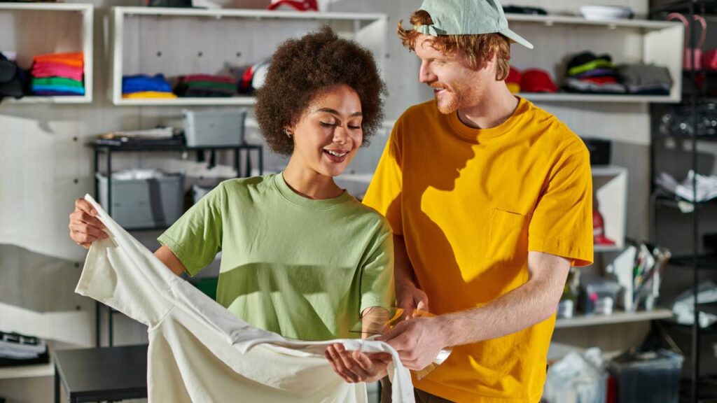 Transforme roupas antigas em decoração criativa e economize dinheiro