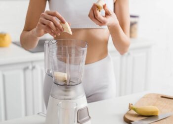 A fruta que todo mundo compra, mas poderia colher em casa, pois cresce em qualquer lugar