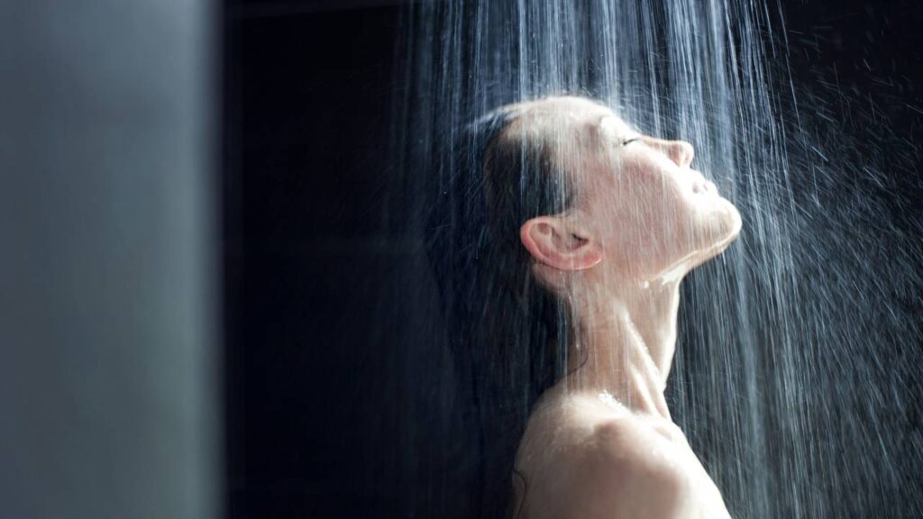 Conheça os benefícios do banho quente para corpo e mente