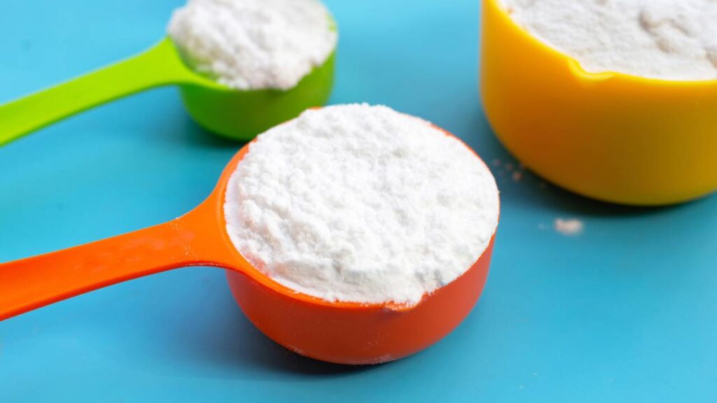 Nem sabão, nem vinagre: esse ingrediente deixa o fogão brilhando