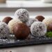Bolinha de coco e chocolate: doce fácil e irresistível para qualquer ocasião