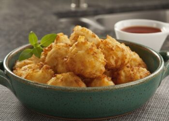 Nada de fritura ou farinha: faça bolinhos de arroz crocantes, rápido e fácil