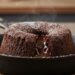 Bolo de chocolate na frigideira fica pronto em 10 minutos e conquista pelo sabor