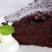 Bolo de chocolate sem farinha e sem forno é uma febre: leva 5 minutos e requer apenas dois ingredientes