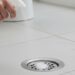 Borrife esta mistura no ralo e diga adeus às baratas e mosquitinhos