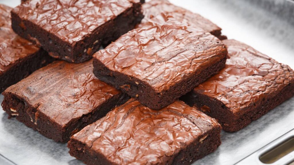 Brownie de micro-ondas com cacau e proteína pronto em 3 minutos