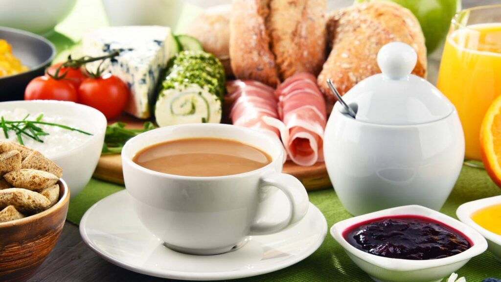 Como economizar e personalizar seu café da manhã no hotel