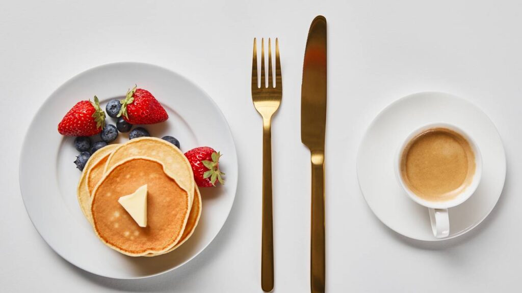 Pular o café da manhã engorda ou emagrece?